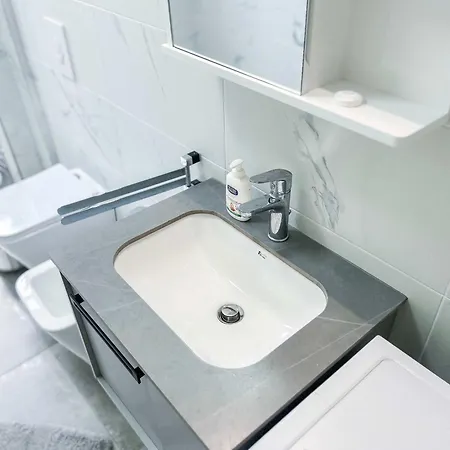 Apartment 1 Bedroom 675 *